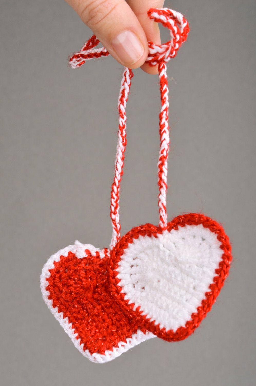 Handmade gehäkelte Interieur Anhänger Herzen aus Halbwolle rot und weiss 2 Stück foto 3