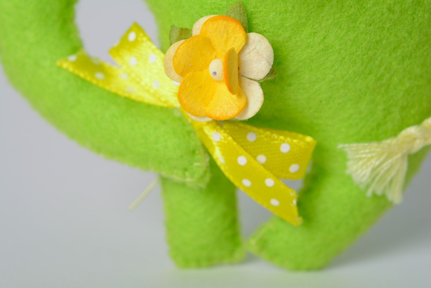 Petite peluche en feutre verte en forme d'éléphant avec fleur faite main photo 4