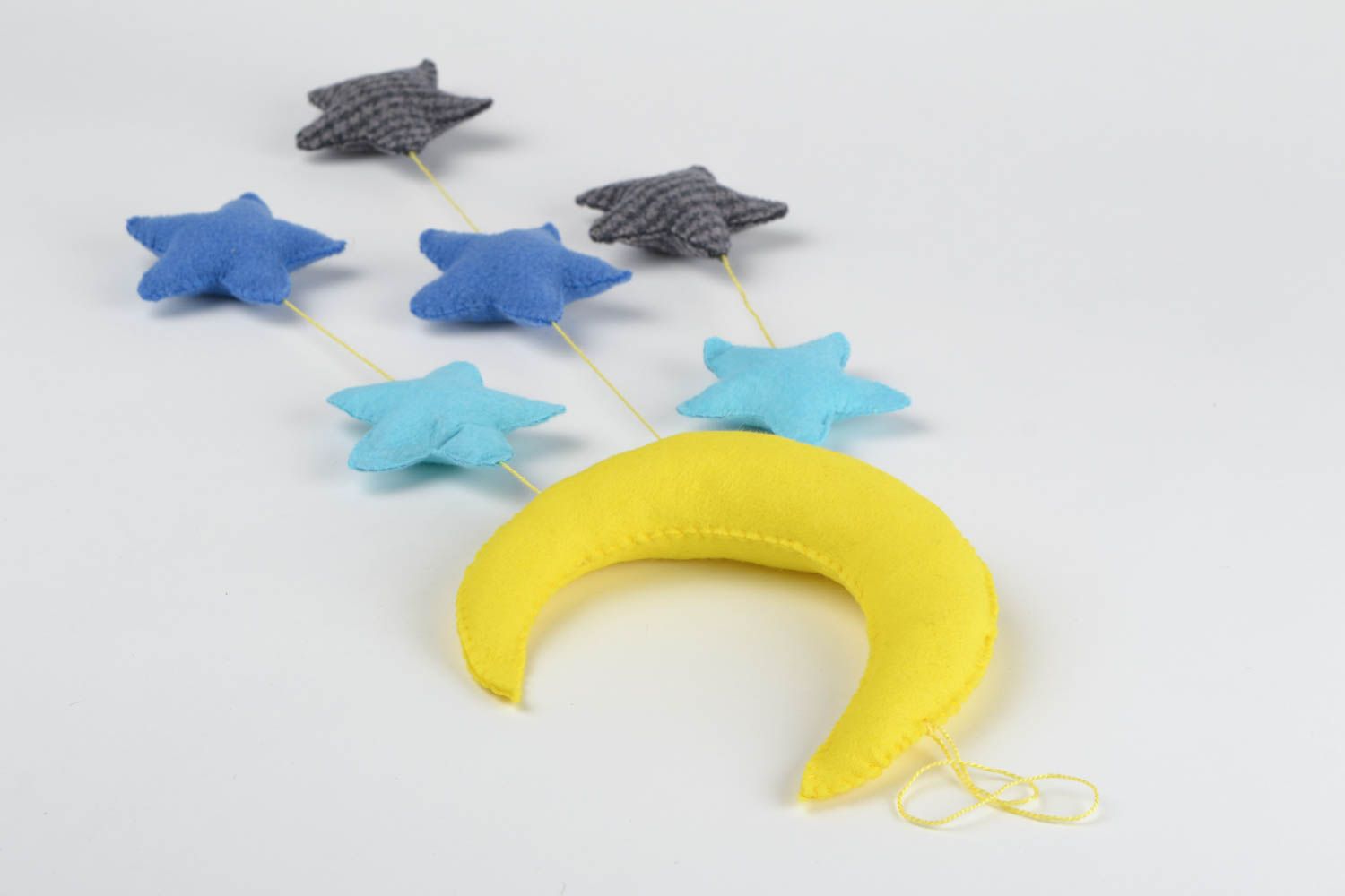 Фетровая авторская игрушка для декора в виде луны со звездами ручной работы фото 5