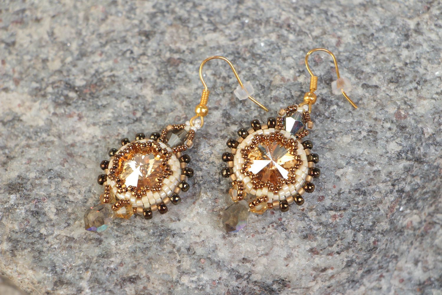 Boucles d'oreilles artisanales faites main en perles de rocaille et cristaux photo 1