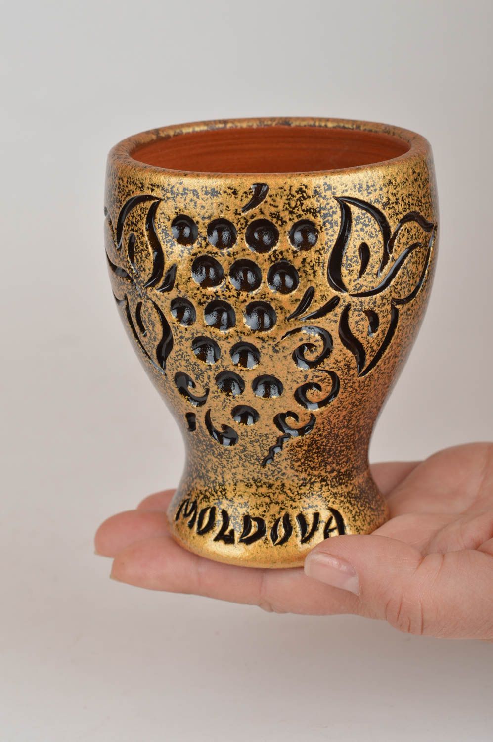 Глиняный бокал окрашенный под золото оригинальный винный ручной работы на 150 мл фото 3