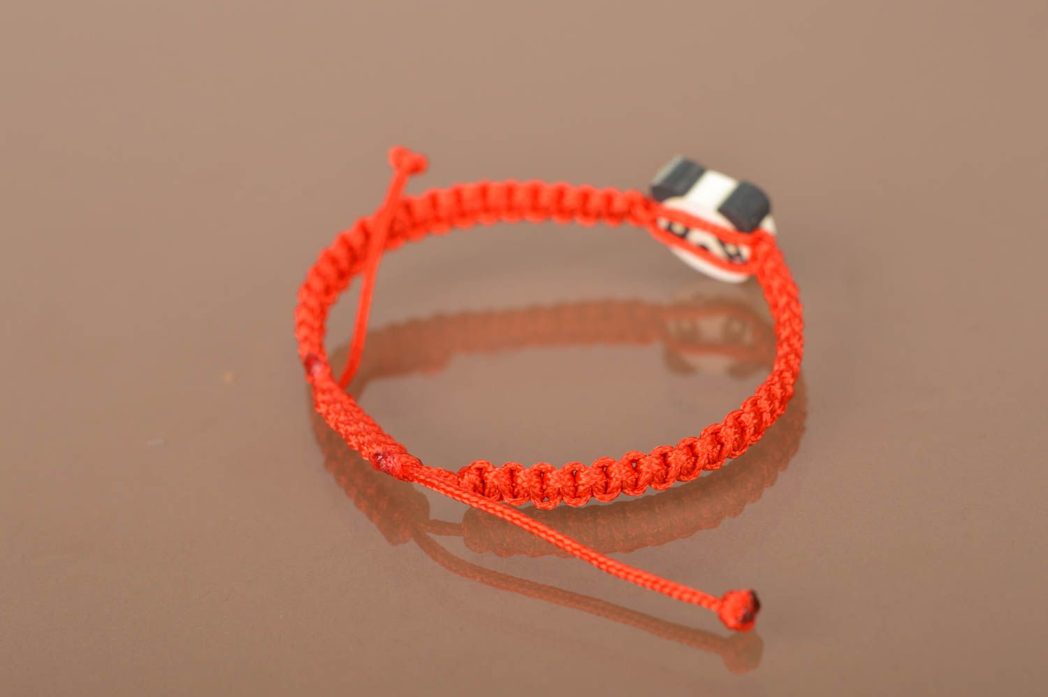 Handgemachtes dünnes rotes geflochtenes Armband aus Wachs Schnur originell  foto 5