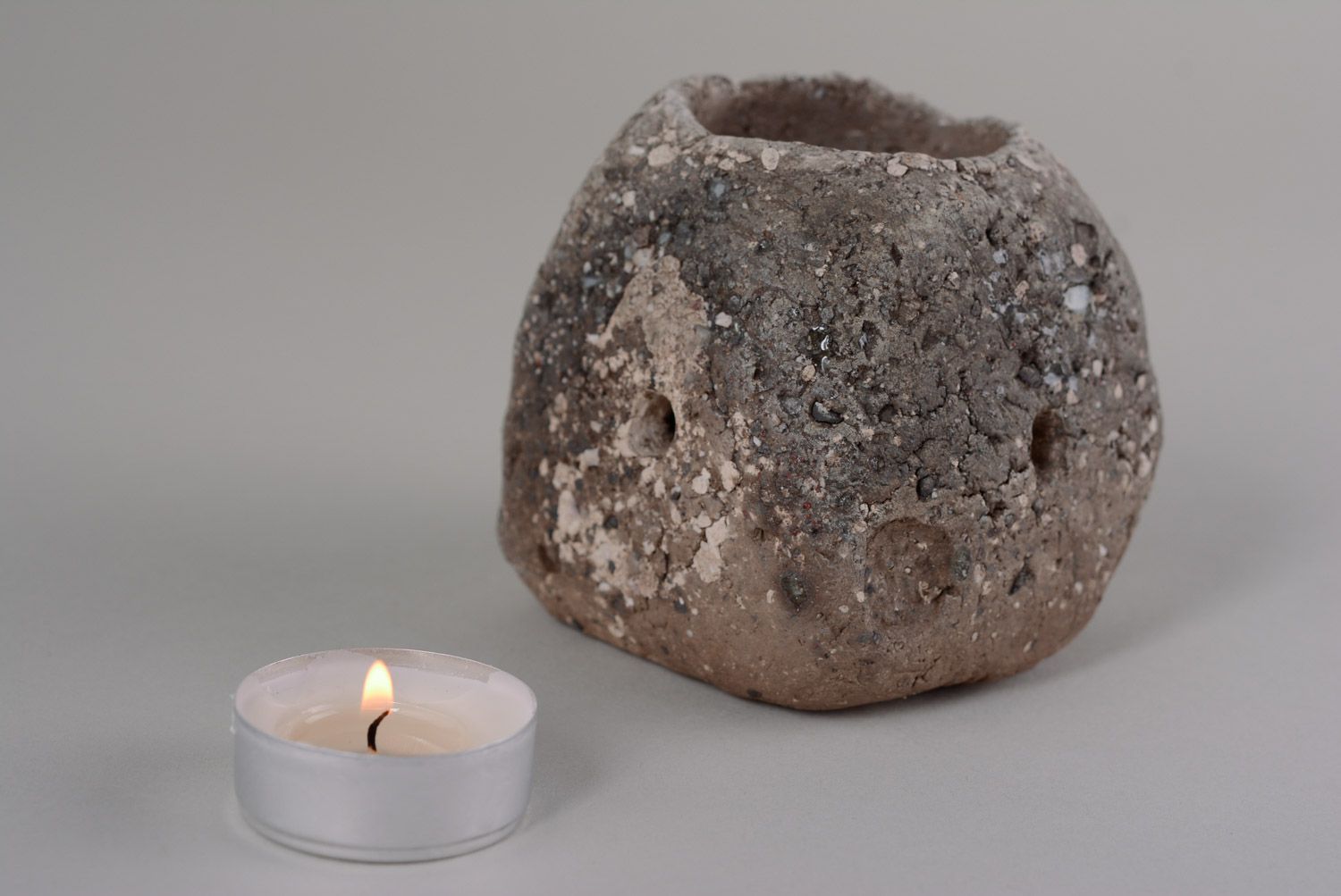 Необычная подставка под свечу из глины в виде камня ручной работы небольшая фото 2