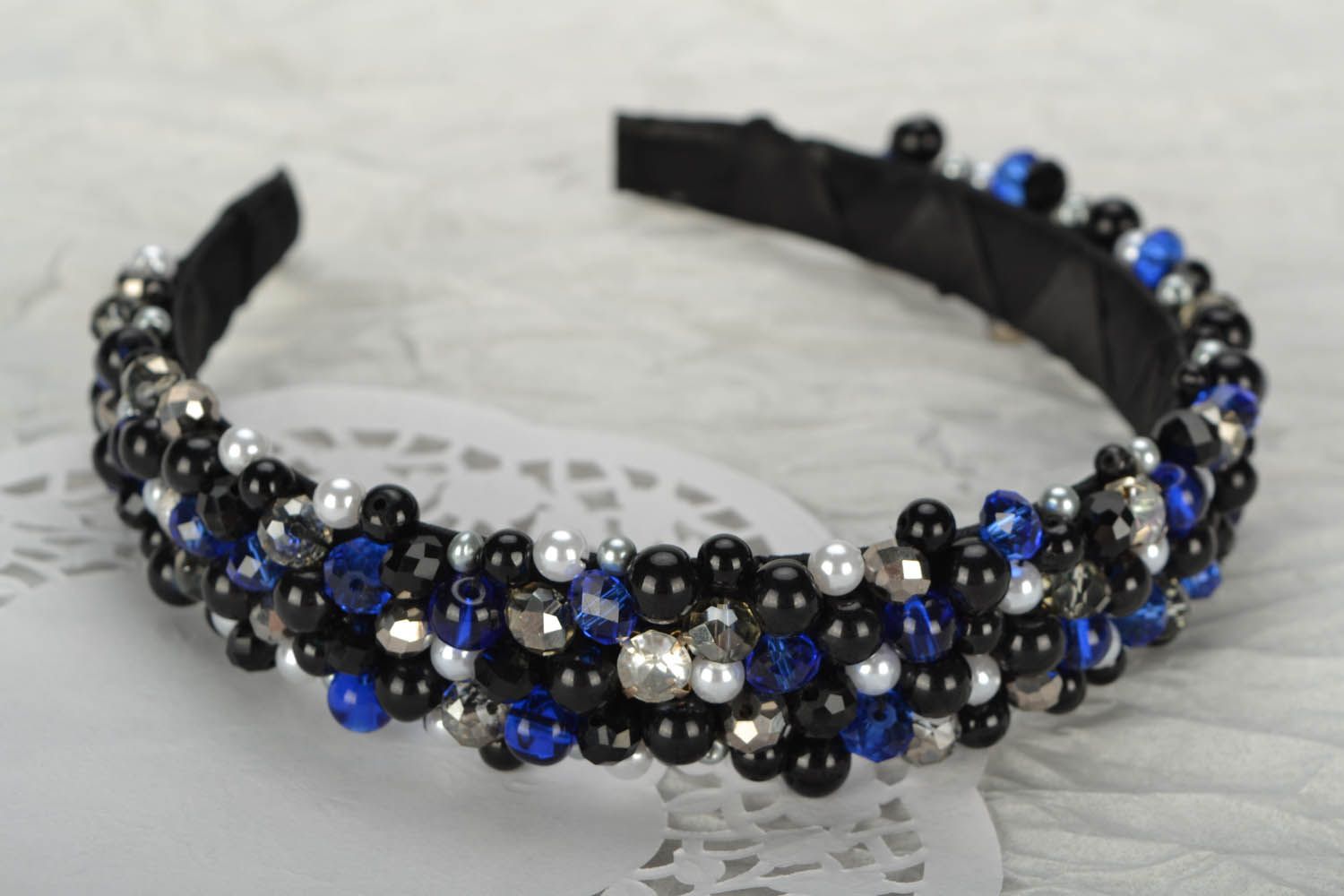 Aro de cabelo bordado em preto e azul decorado com fita de cetim e contas de diferentes tamanhos foto 1