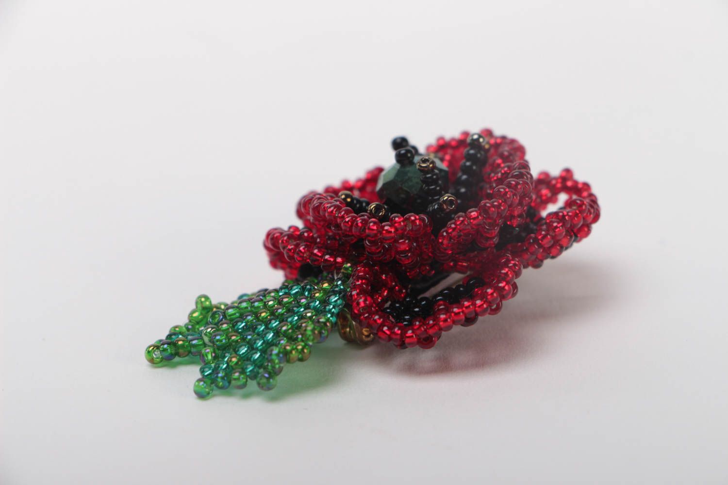 Broche en perles de rocaille en forme de pavot rouge faite main originale  photo 3