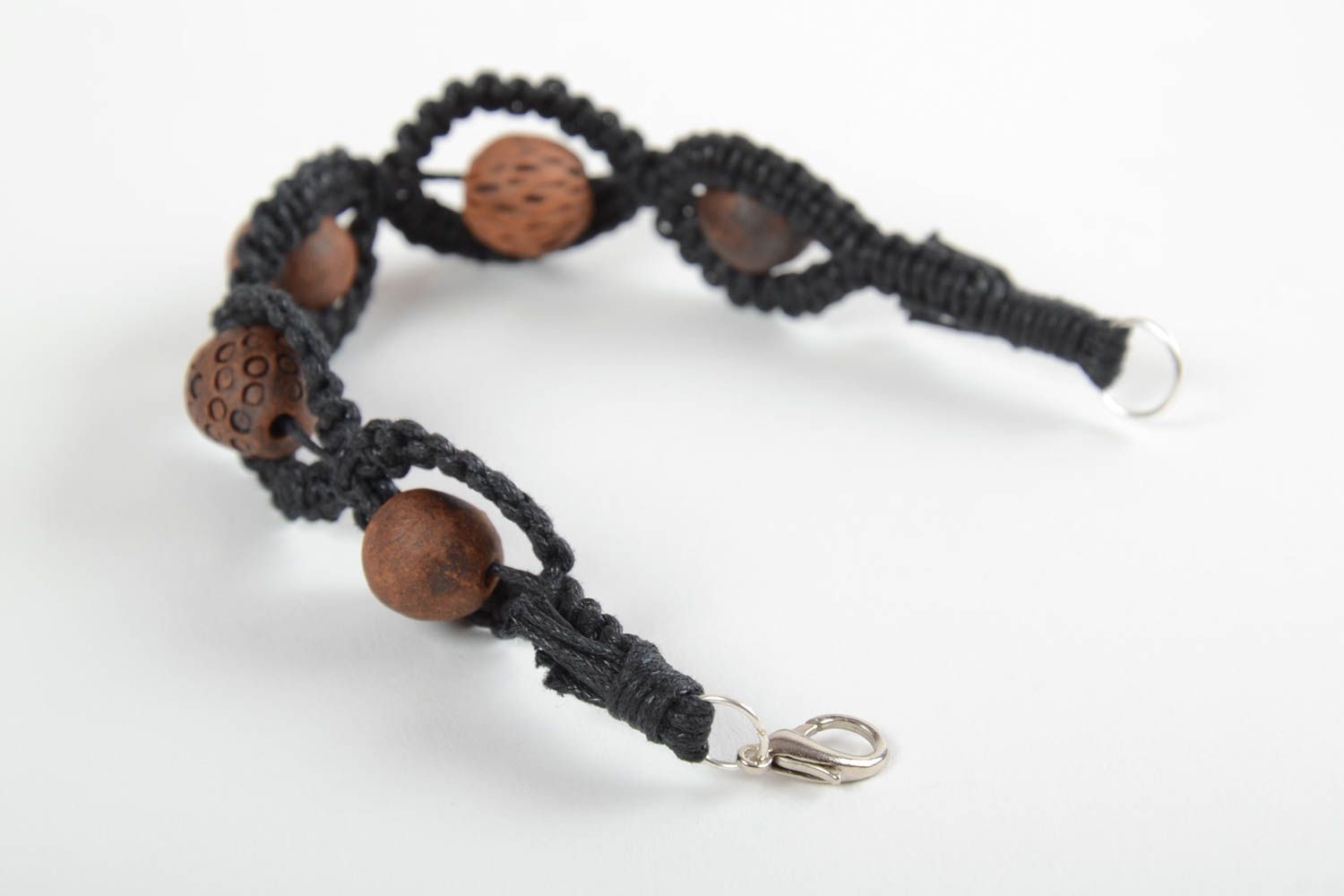Красивый плетеный браслет из вощеного шнура черный с глиняными бусинами хендмейд фото 4