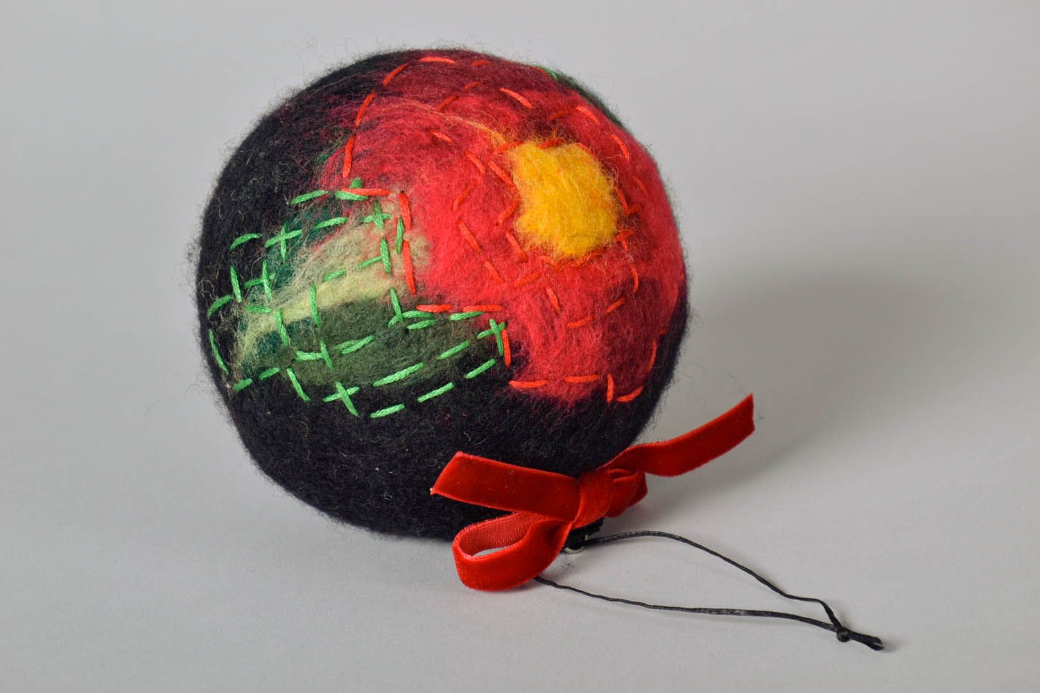 Grande bola artesanal de Natal feita de lã na técnica de feltragem foto 3