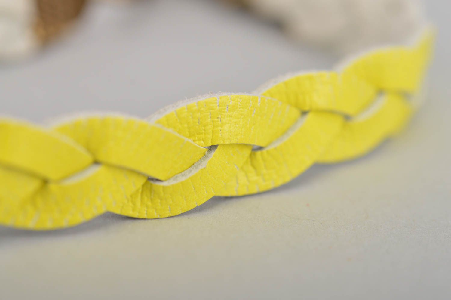 Pulsera de cuero natural artesanal con forma de trenza de color amarillo foto 2