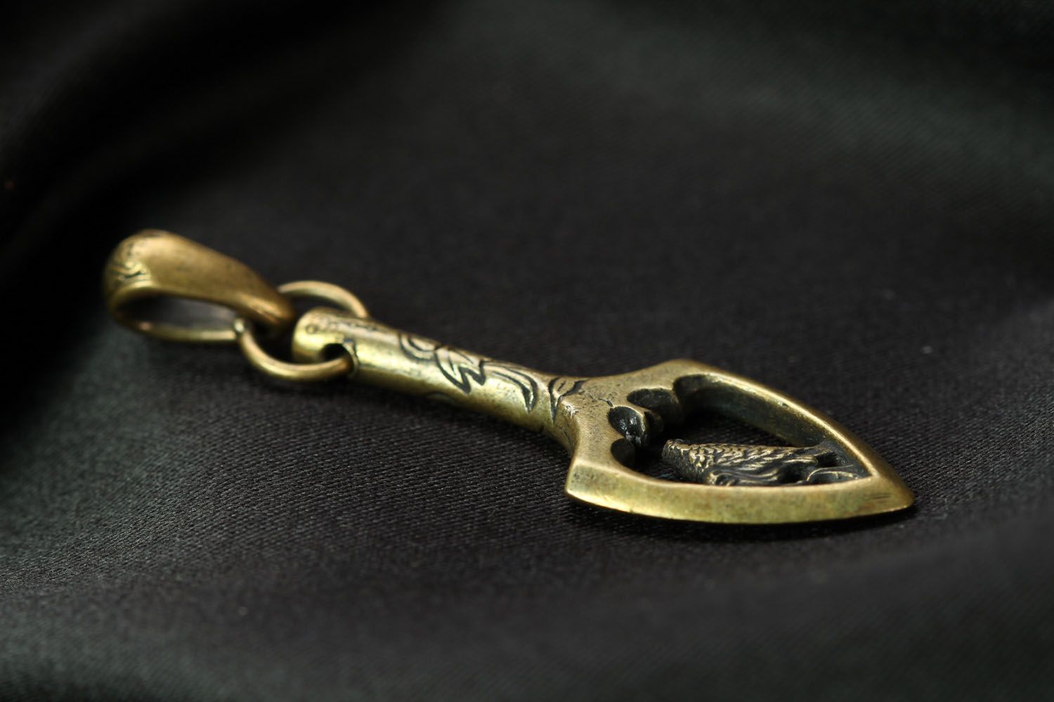Pingente de bronze feito à mão A Flecha e o falcão foto 2