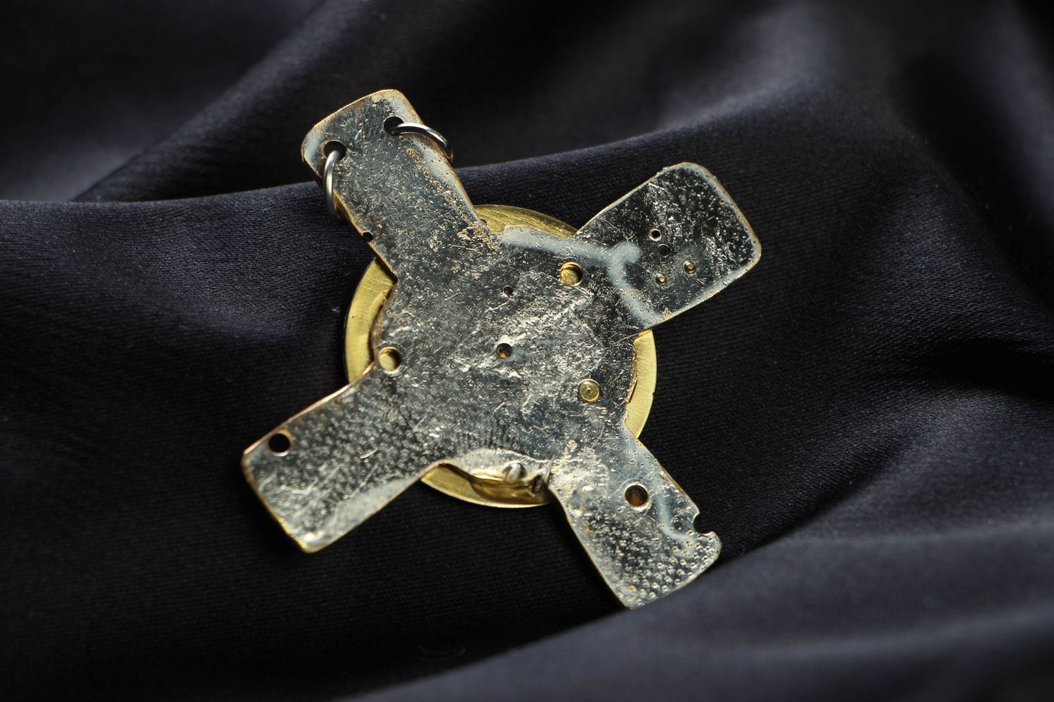 Pendentif de style steampunk en forme de croix couvert de glaçure fait main  photo 3