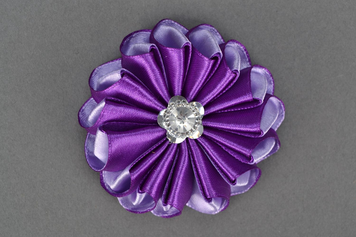 Flor decorativa violeta en técnica de kanzashi foto 3