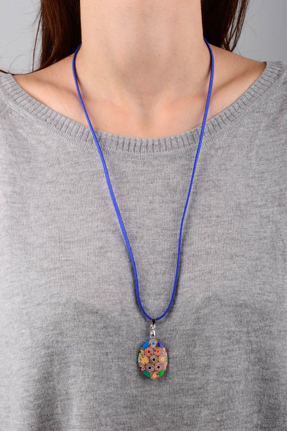 Pendentif ovale Bijou fait main multicolore lacet bleu Accessoire femme desing photo 2