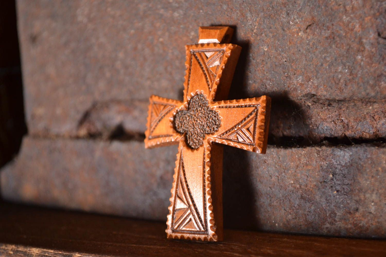 Pendentif croix fait main Bijou ethnique en bois Accessoire femme design photo 1