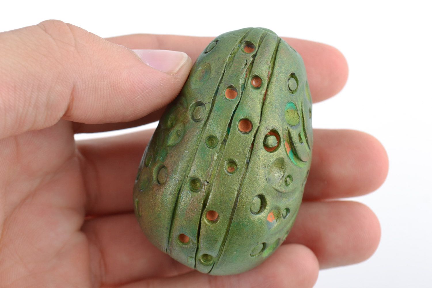 Декоративное пасхальное яйцо из красной глины расписное зеленое ручной работы фото 2