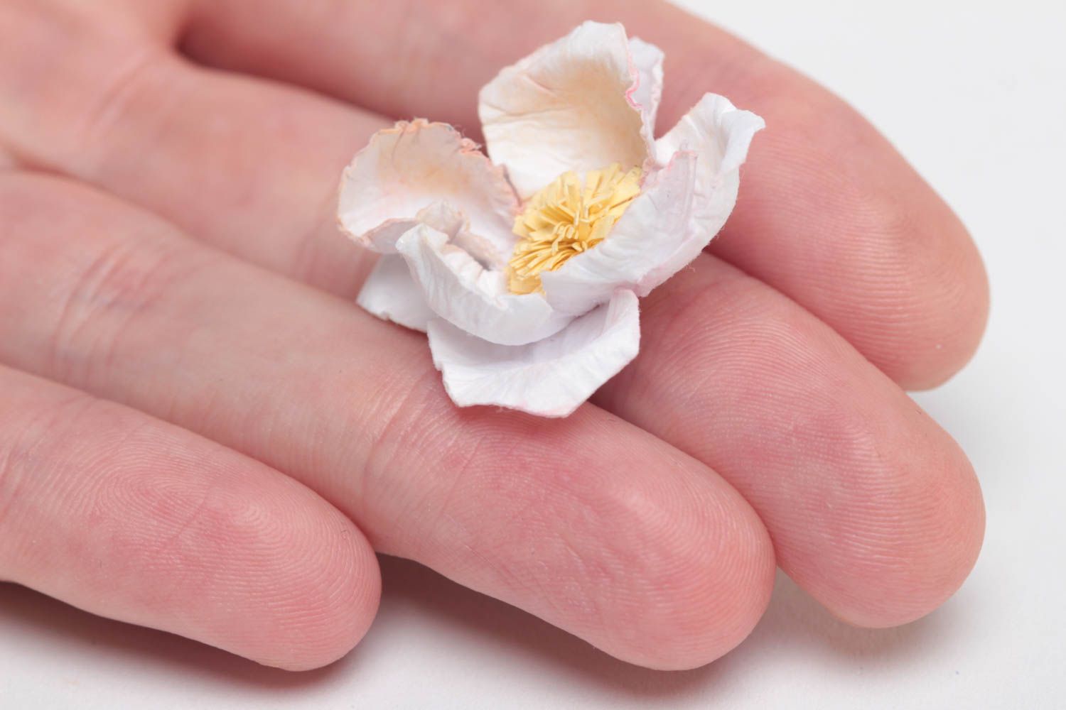 Белый цветок для творчества бумажный в технике скрапбукинг для декора открыток фото 5