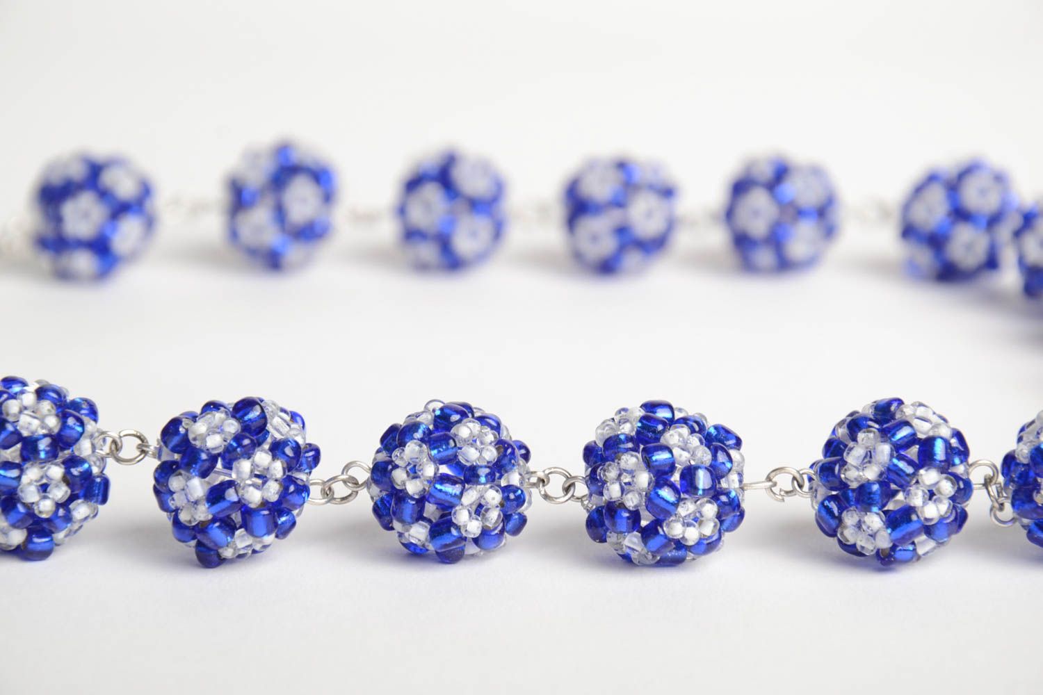 Ожерелье из чешского бисера плетеное крючком ручной работы синее с белым фото 3