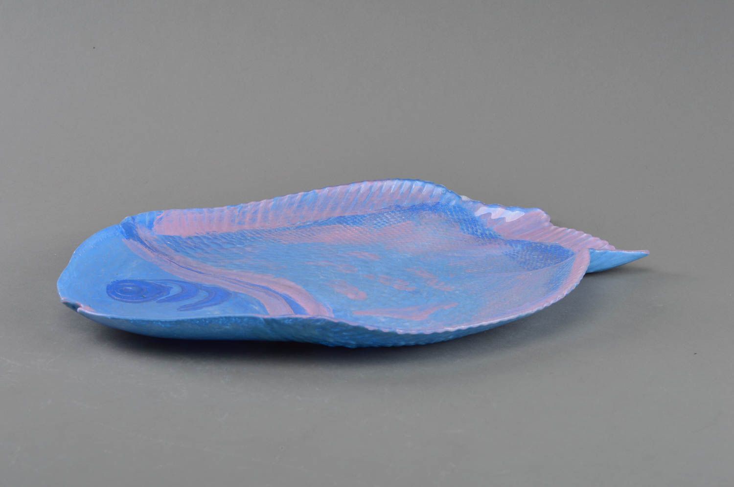 Assiette en forme de poisson rose bleu de verre en serviettage faite main photo 2