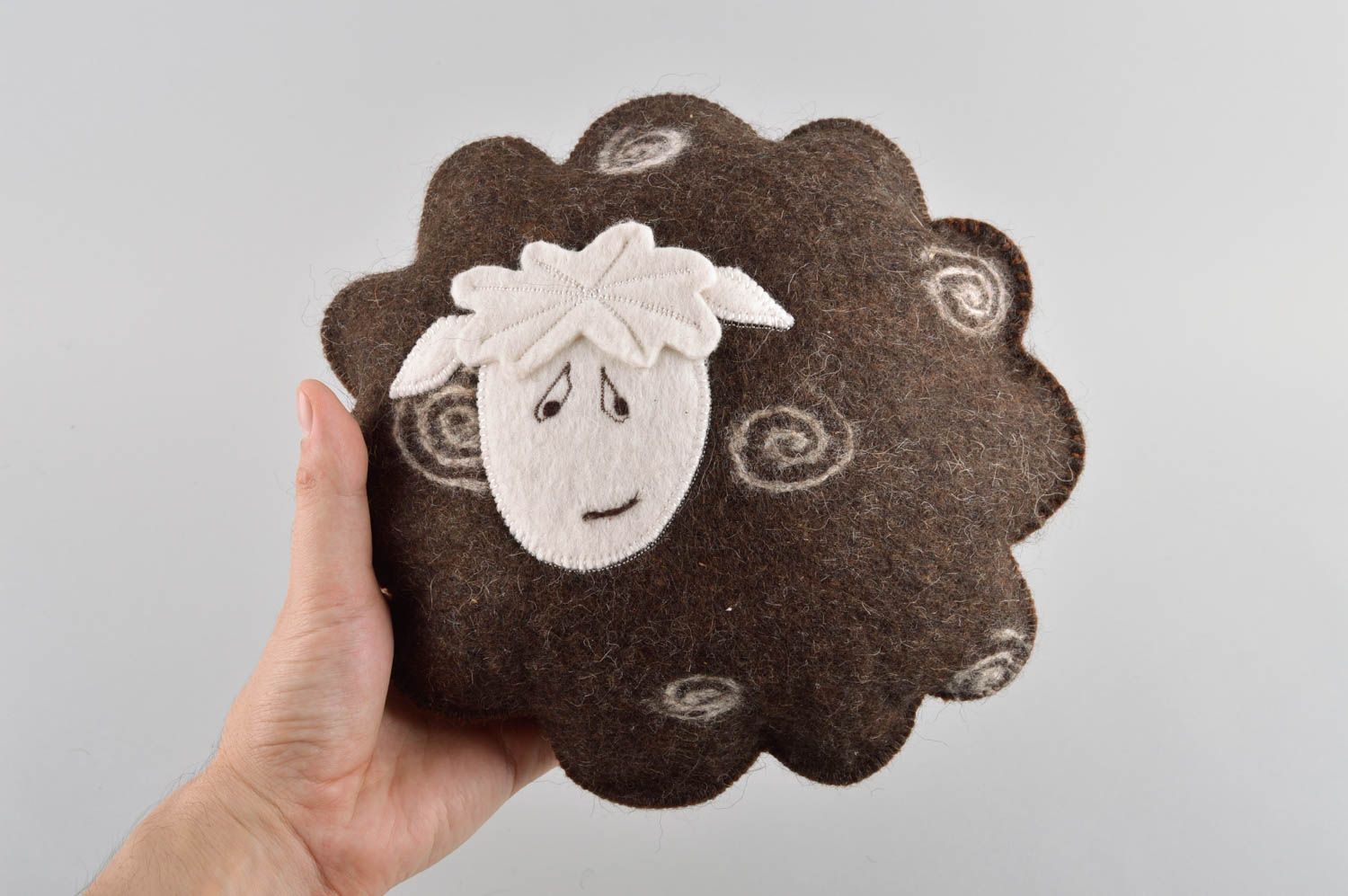 Подушка на диван подарок ручной работы декоративная подушка овечка из шерсти фото 5
