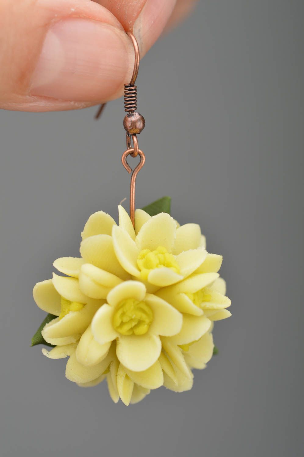Boucles d'oreilles pendantes en pâte polymère jaune faites main boules de fleurs photo 3