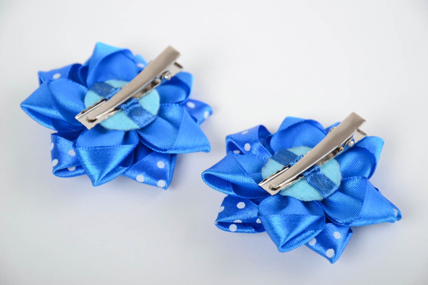 Pinces à cheveux fleurs bleues à pois blancs rubans satin 2 pièces faites main photo 3