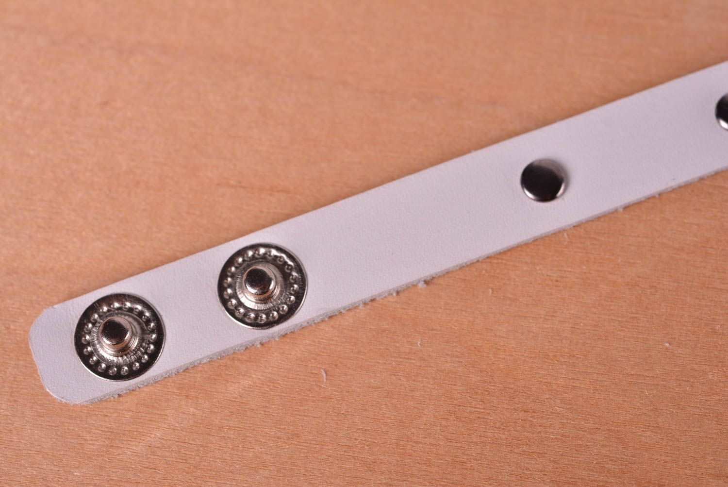 Bracelet cuir Bijou fait main blanc avec boutons-pression Accessoire femme photo 4