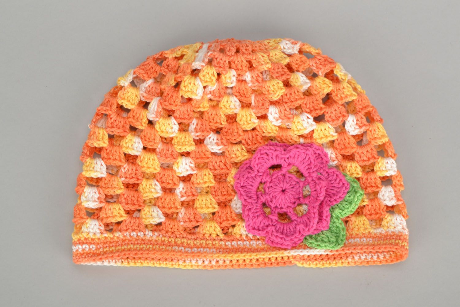 Bonnet tricoté à la main pour enfant avec fleur photo 3