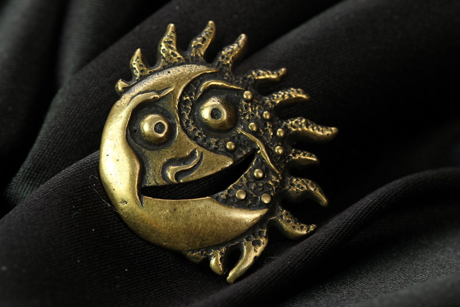 Pendentif en bronze fait main Soleil-Lune  photo 1