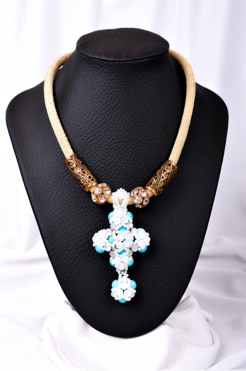 Collier pendentif croix Bijou fait main avec turquoise design Cadeau femme photo 1
