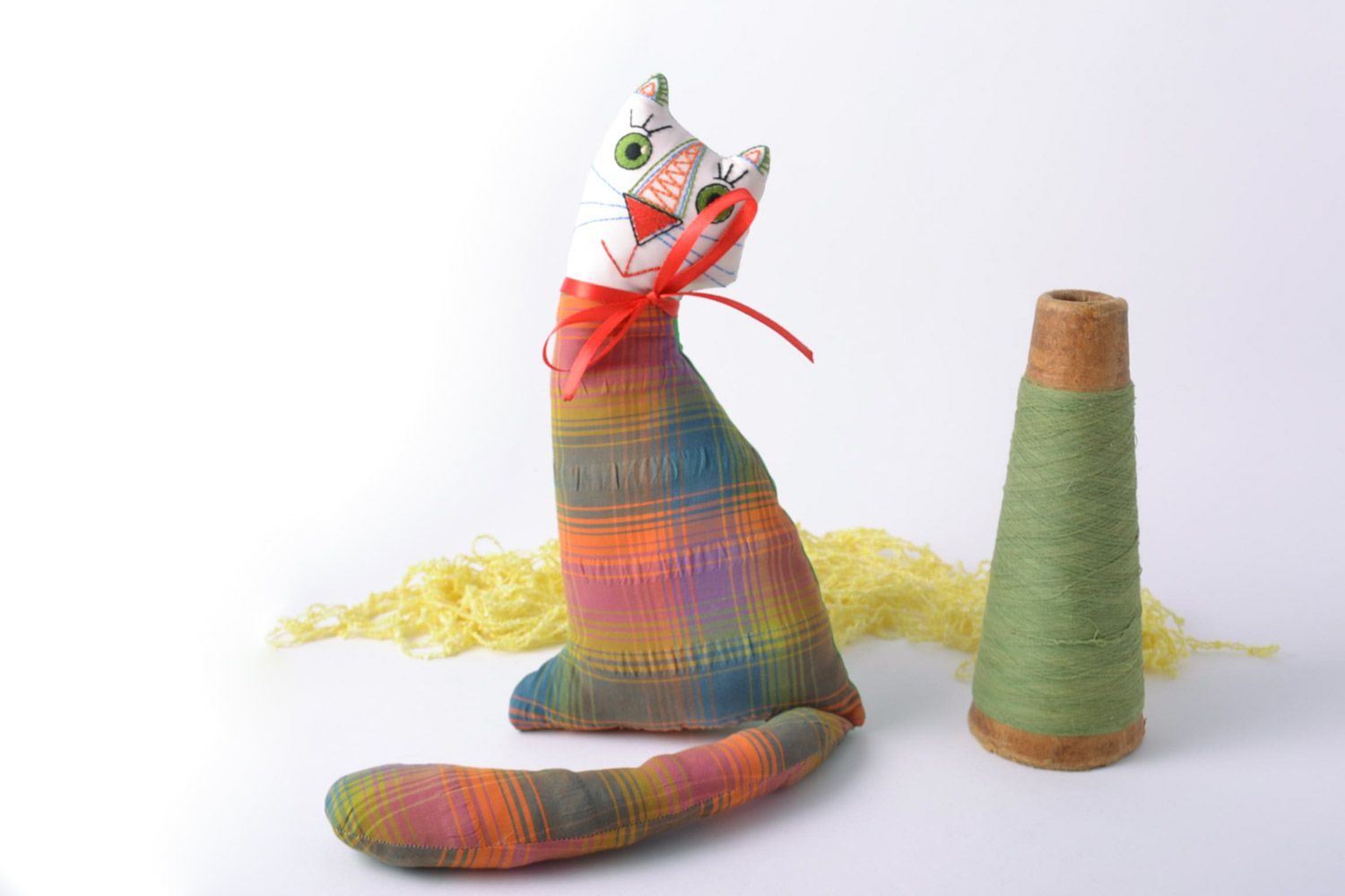 Мягкая игрушка ручной работы кот из ткани в клеточку смешной с бантом хенд мэйд фото 1