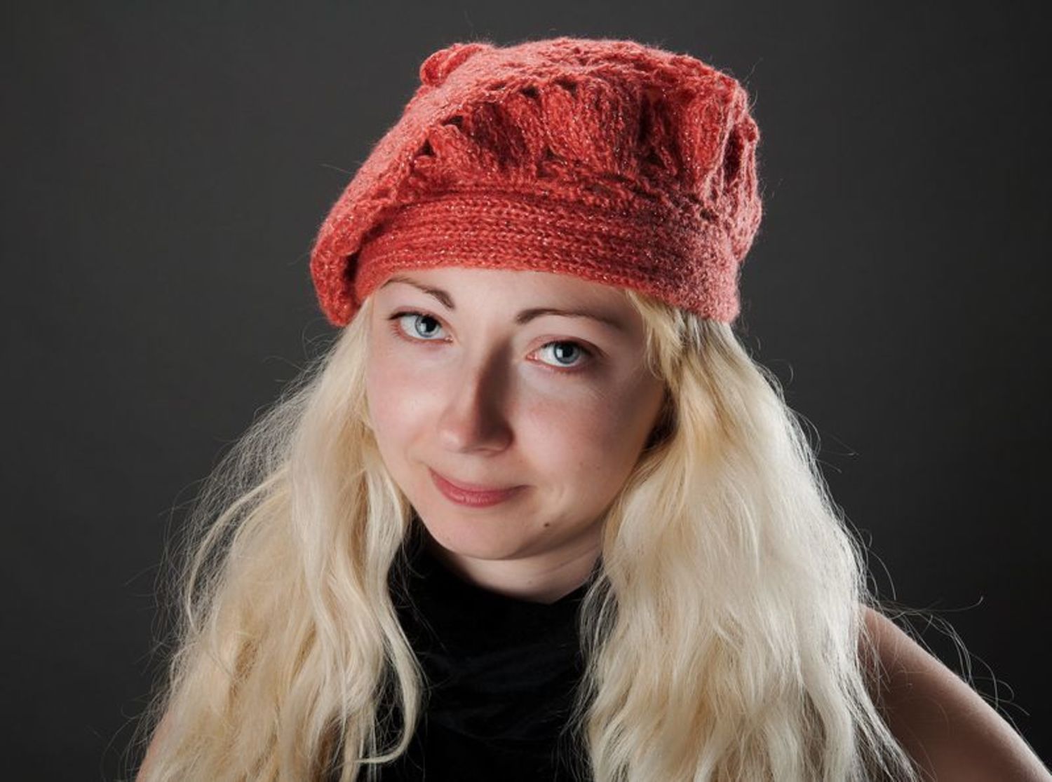 Coral knitted beret photo 1