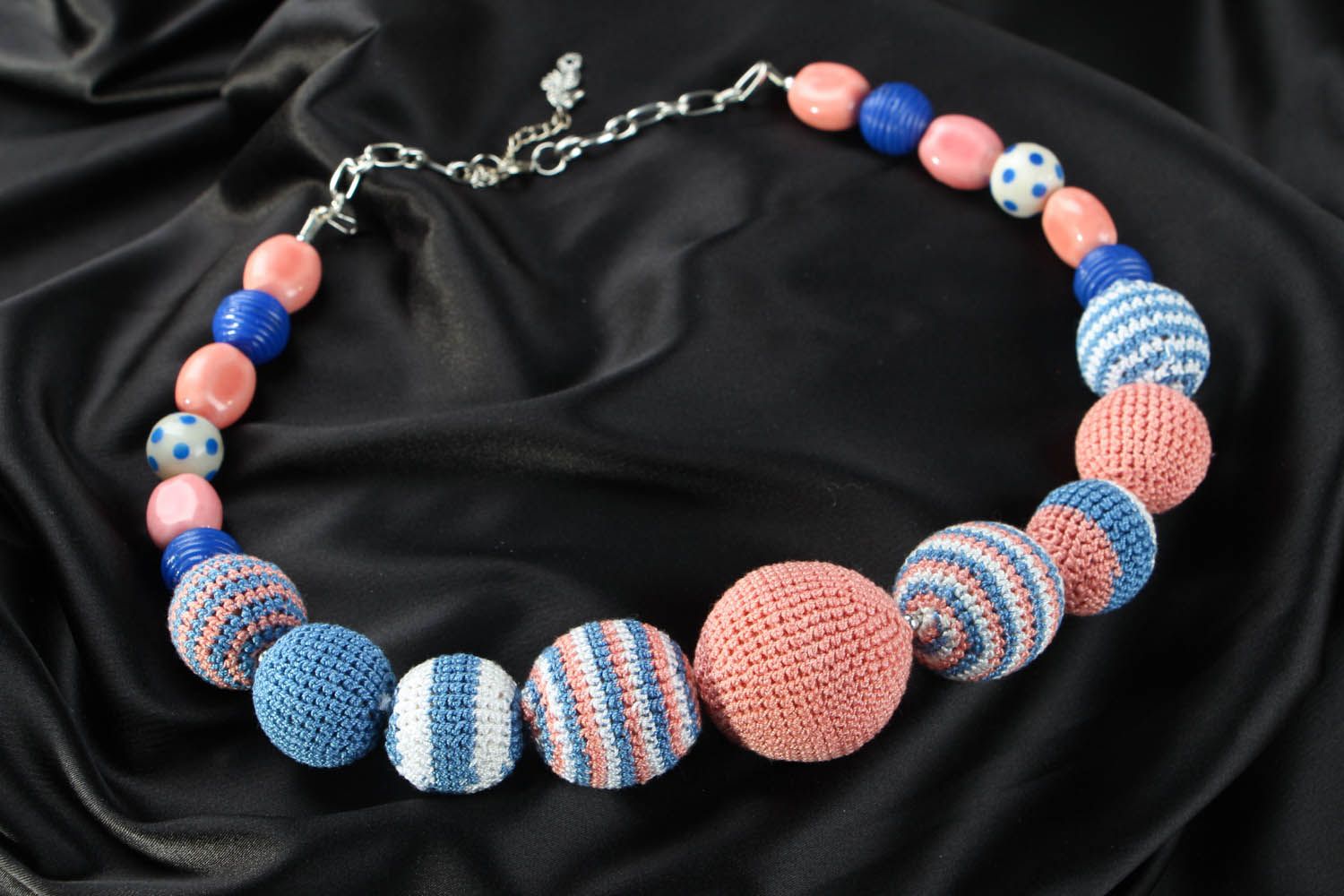 Bunte Halskette aus Textil Perlen foto 1