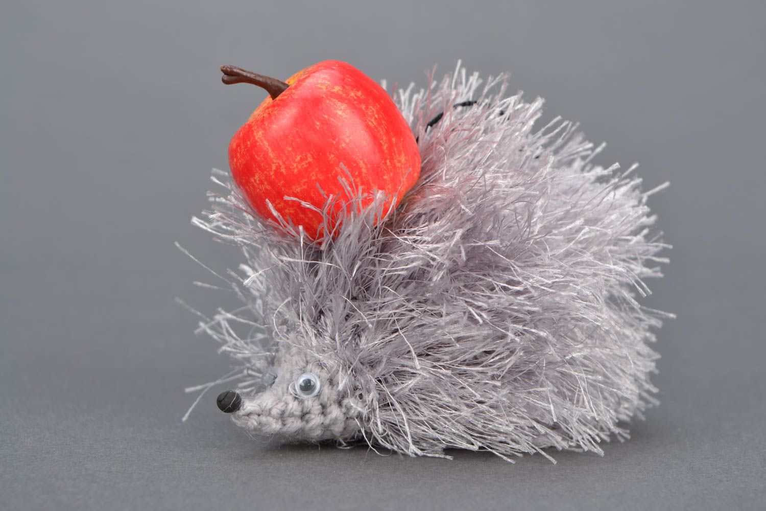Crochet toy hedgehog with apple photo 1