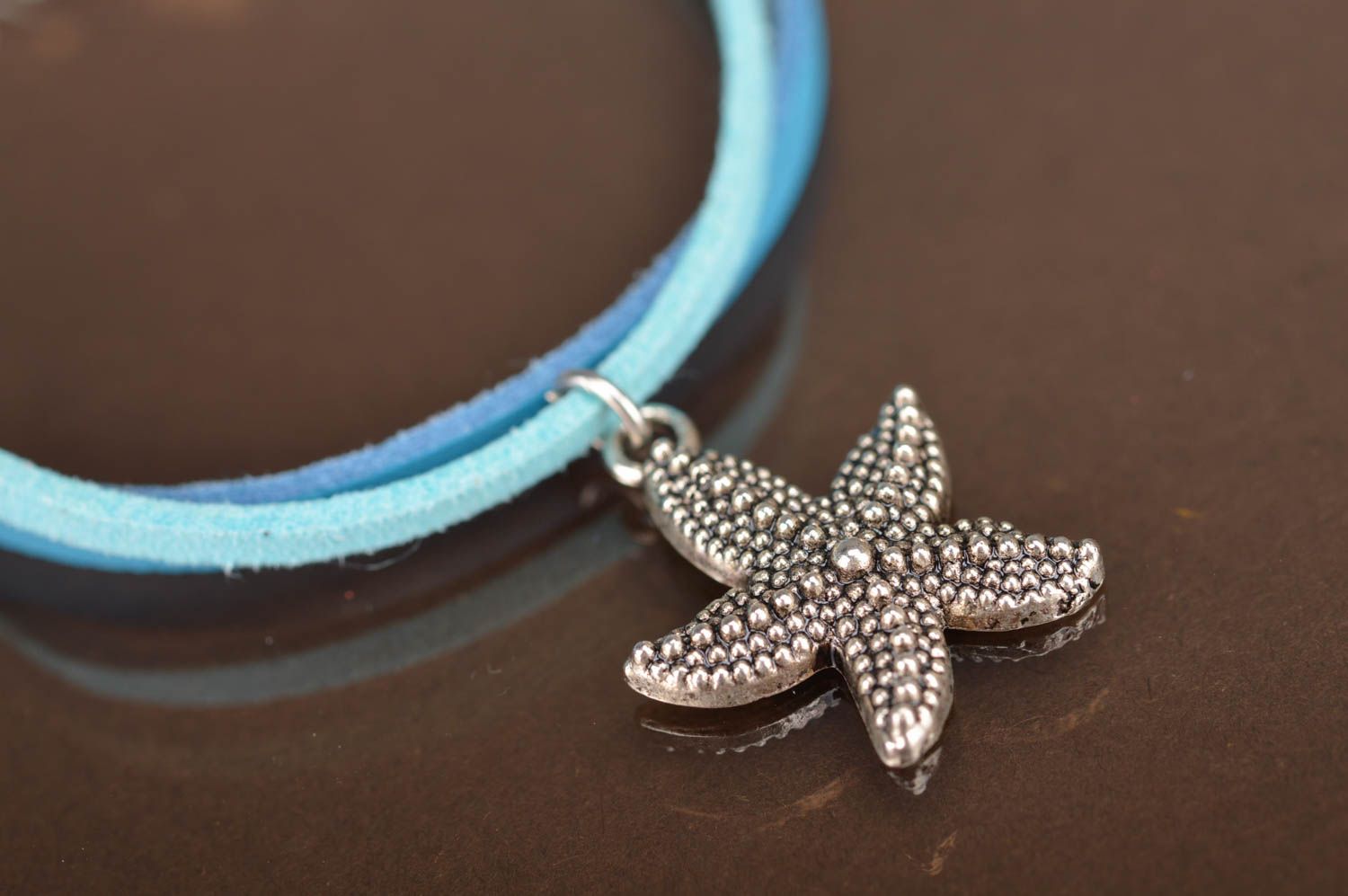 Bracelet bleu ciel cuir et suède avec breloque original fait main Étoile de mer photo 3