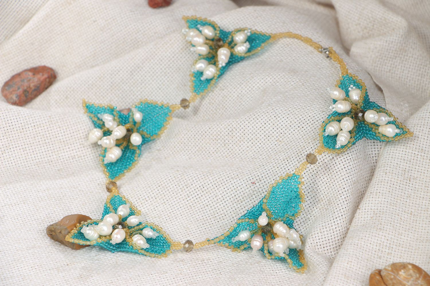 Collier en perles de rocaille et perles d'eau douce fait main bleu motif floral photo 1