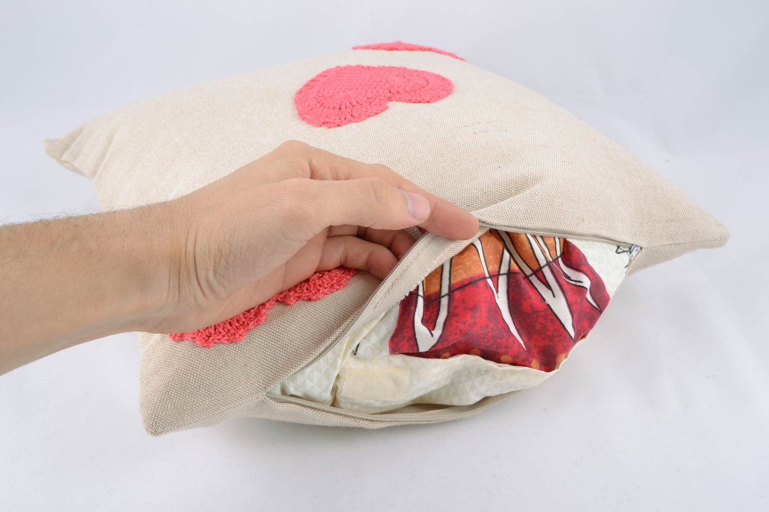 Almohada hecha a mano de diván con corazones foto 5