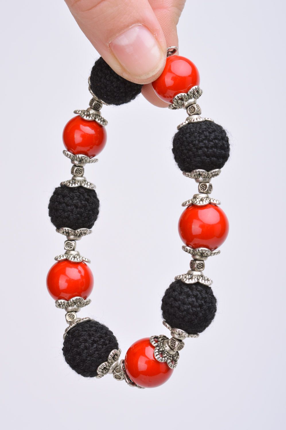 Bracelet fait main noir rouge en perles et fils accessoire de soirée tricoté photo 3