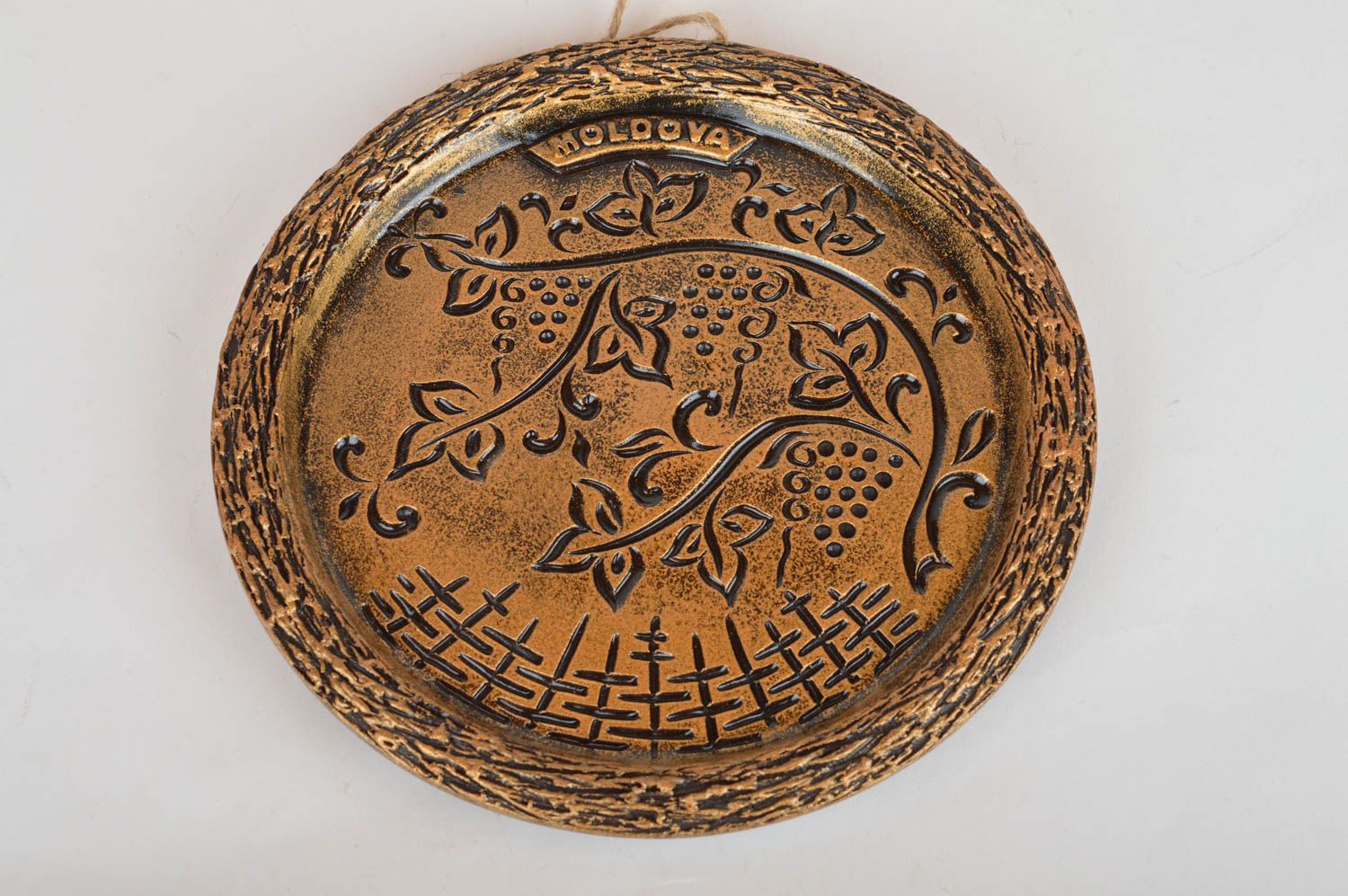Керамическая тарелка декоративная на стену золотого цвета ручной работы фото 5