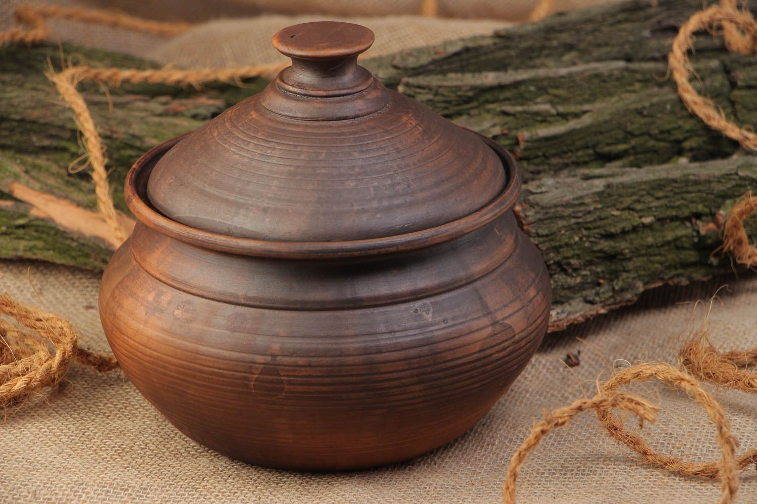 Pote de cerámica hecho a mano marrón hermoso y cómodo foto 1
