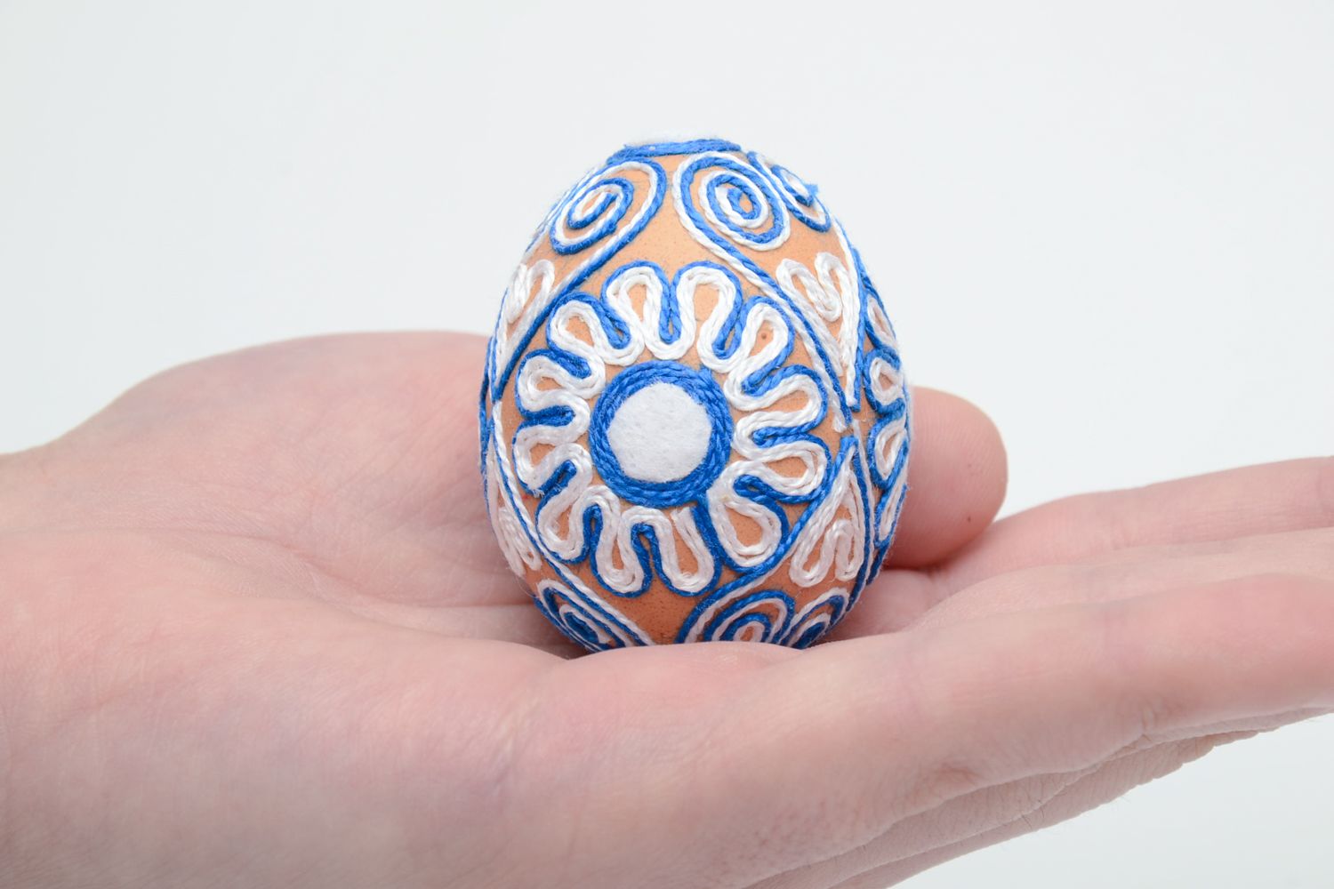 Пасхальное яйцо декоративное бело-голубое фото 5
