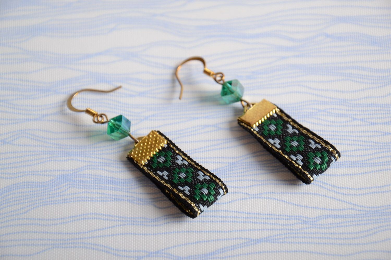 Boucles d'oreilles faites main pendantes vertes avec dessin ethnique brodé photo 1