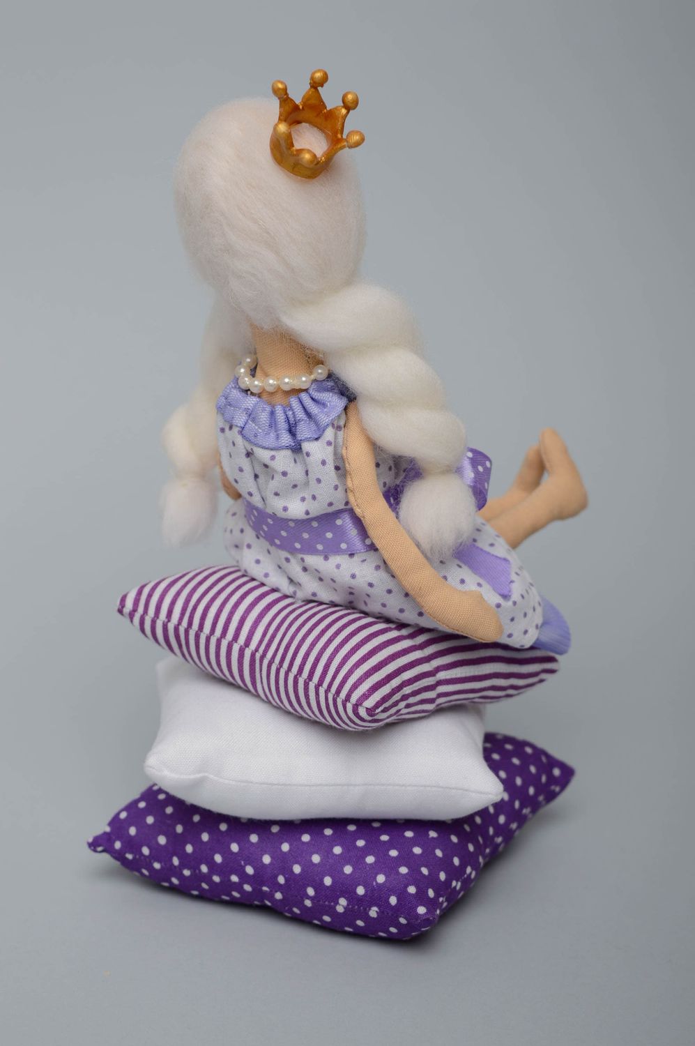 Handmade Kuscheltier aus Textil Prinzessin auf dem Kissen foto 3
