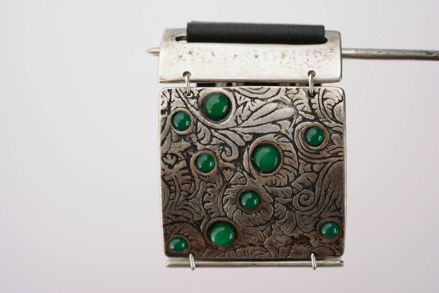 Breites Armband aus Leder, Metall und Chrysopras Grüne Mehlbeeren foto 3