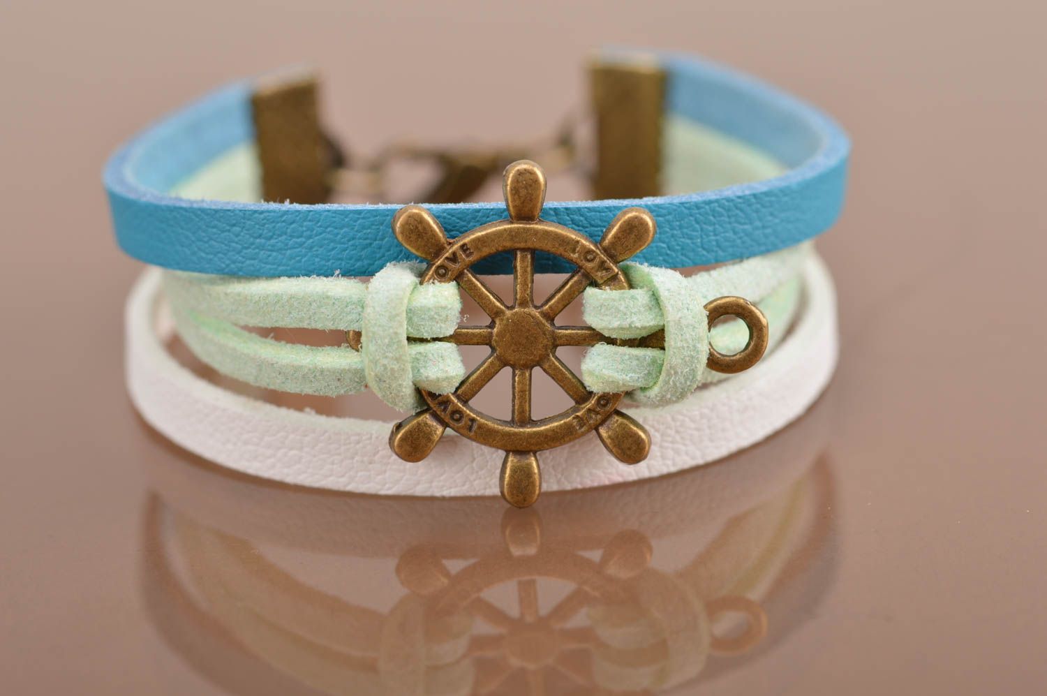 Bracelet marin fait main en cordon de daim avec roue de gouvernail bijou photo 2