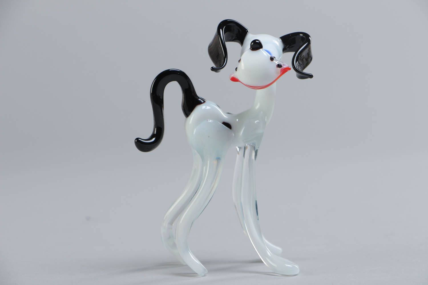 Фигурка из стекла лэмпворк пес белый с черными пятнами  маленькая ручной работы фото 2