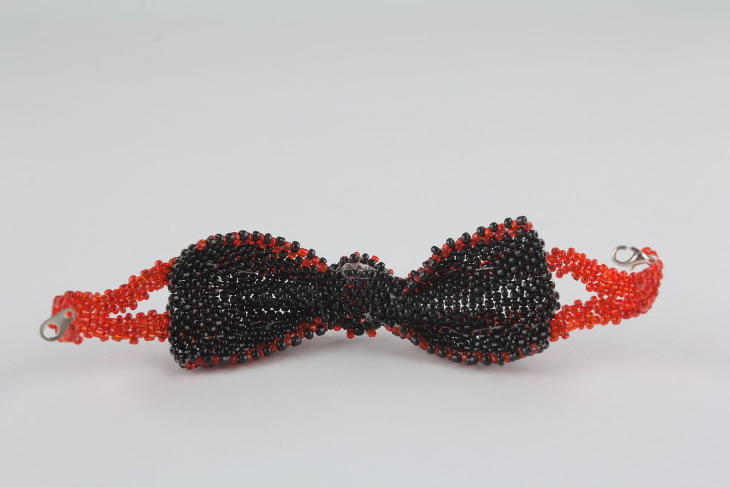 Bracelet noeud rouge et noir en perles de rocaille  photo 1