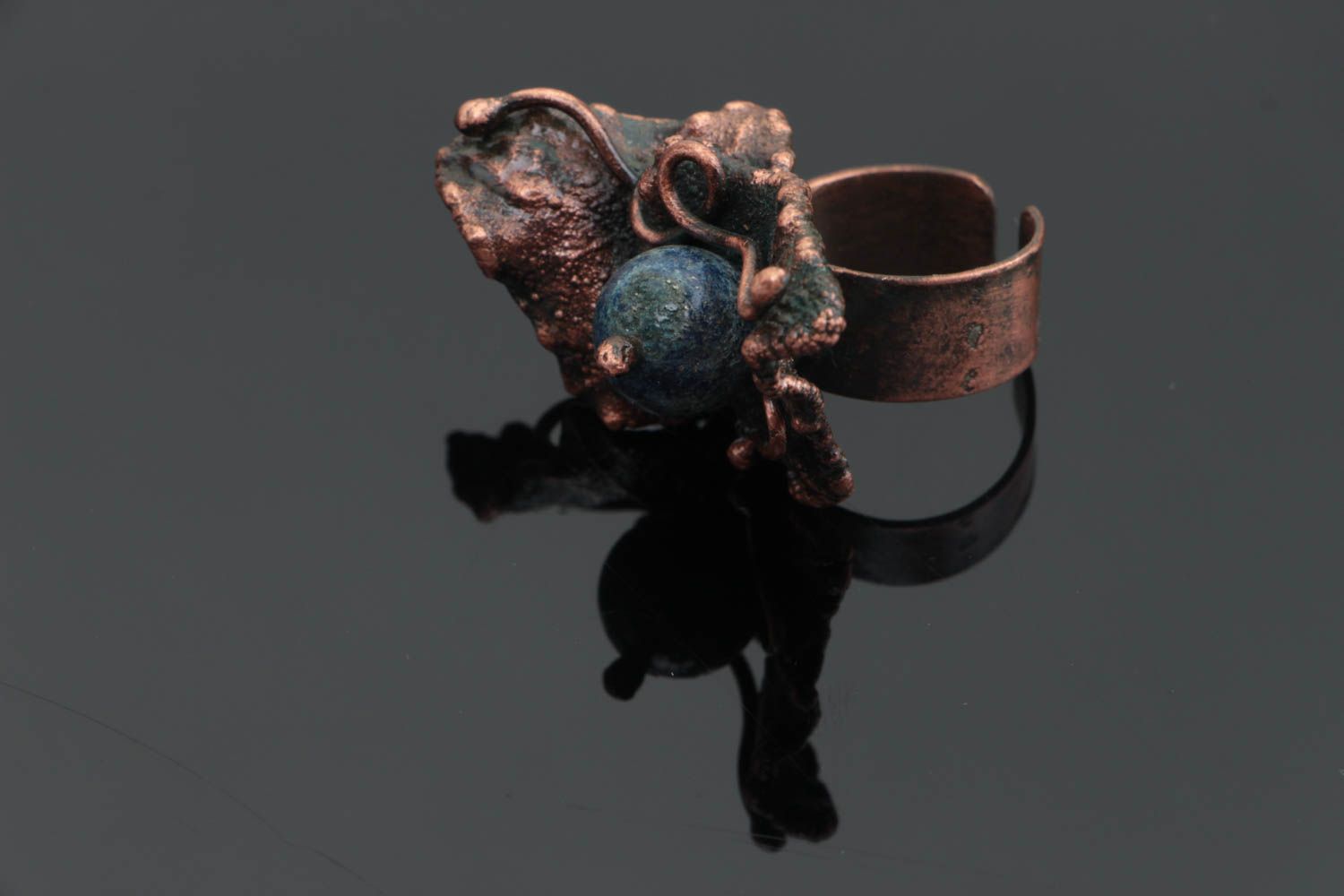 Handgemachter Kupfer Ring mit Naturstein Lapislazuli in Form vom Efeu Blatt foto 1