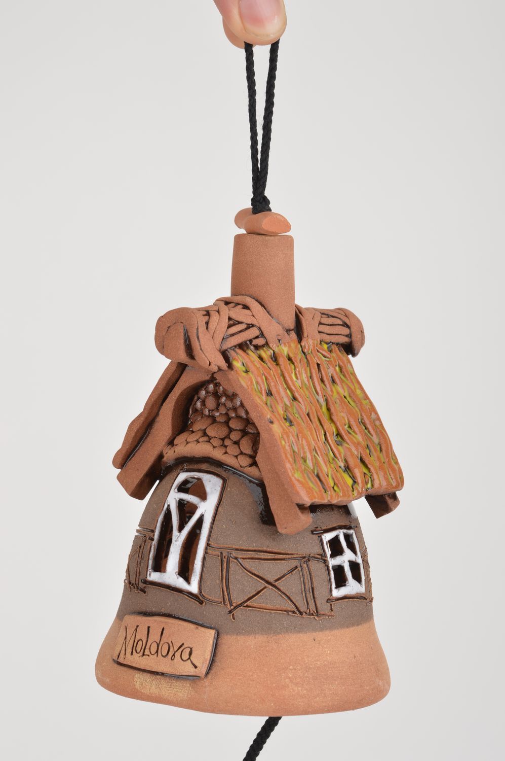Большой глиняный колокольчик ручной работы в виде домика для декора интерьера фото 3