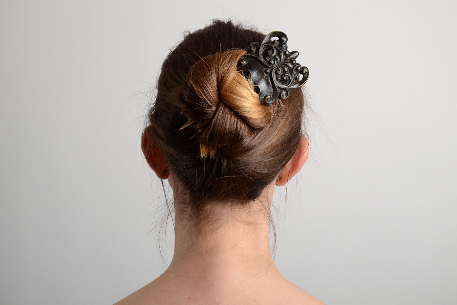 Belle pique à cheveux en bois sculptée noire accessoire fait à la main photo 1