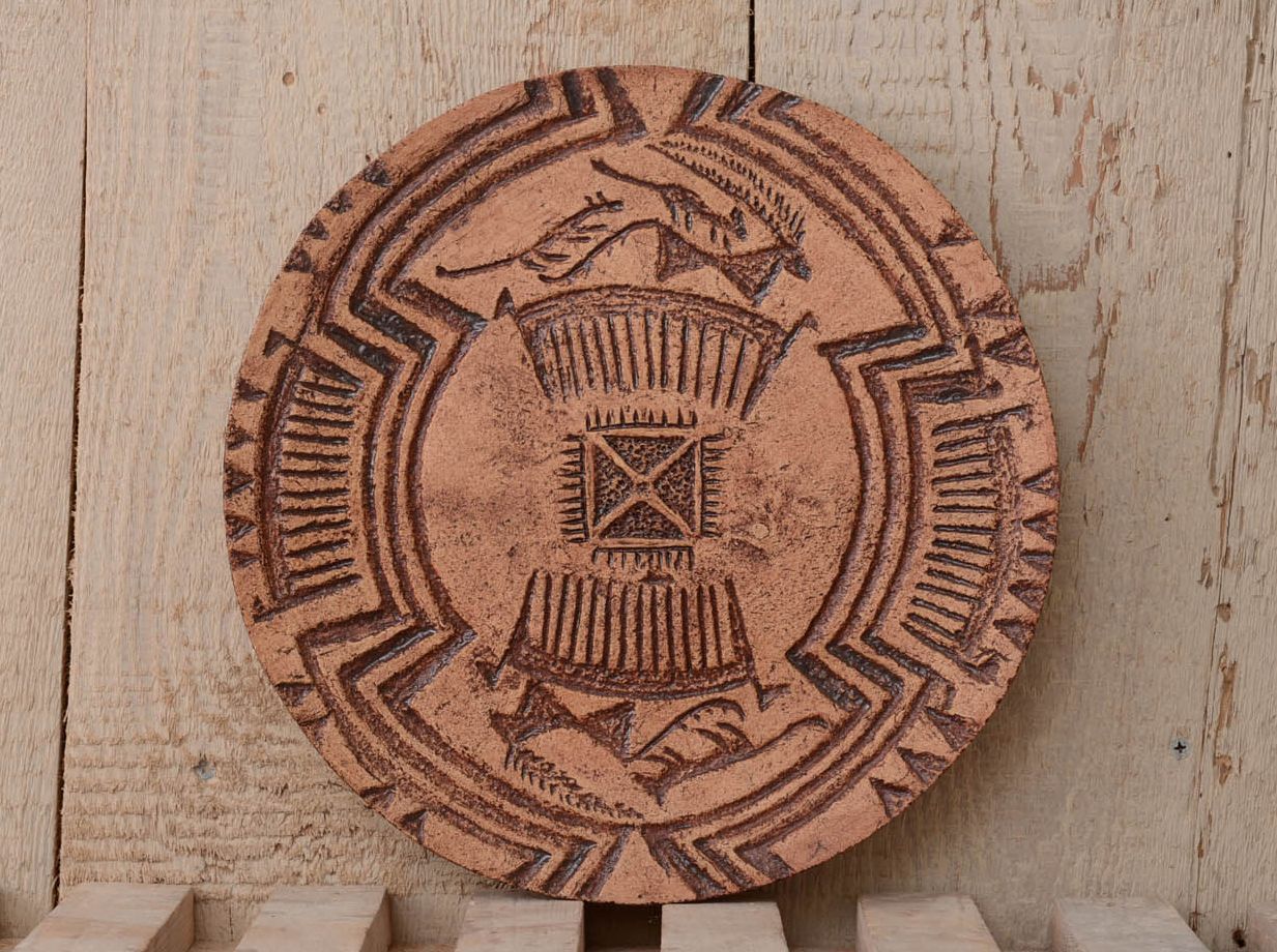 Prato talismã de cerâmica feito de argila com símbolos pintado com engobes Caça foto 1