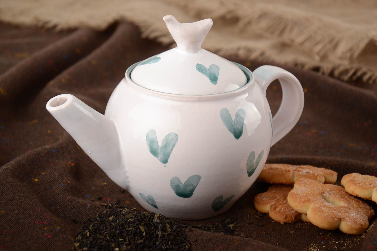 Schöne tolle künstlerische weiße Teekanne aus Ton mit Herzen Designer Handarbeit foto 1